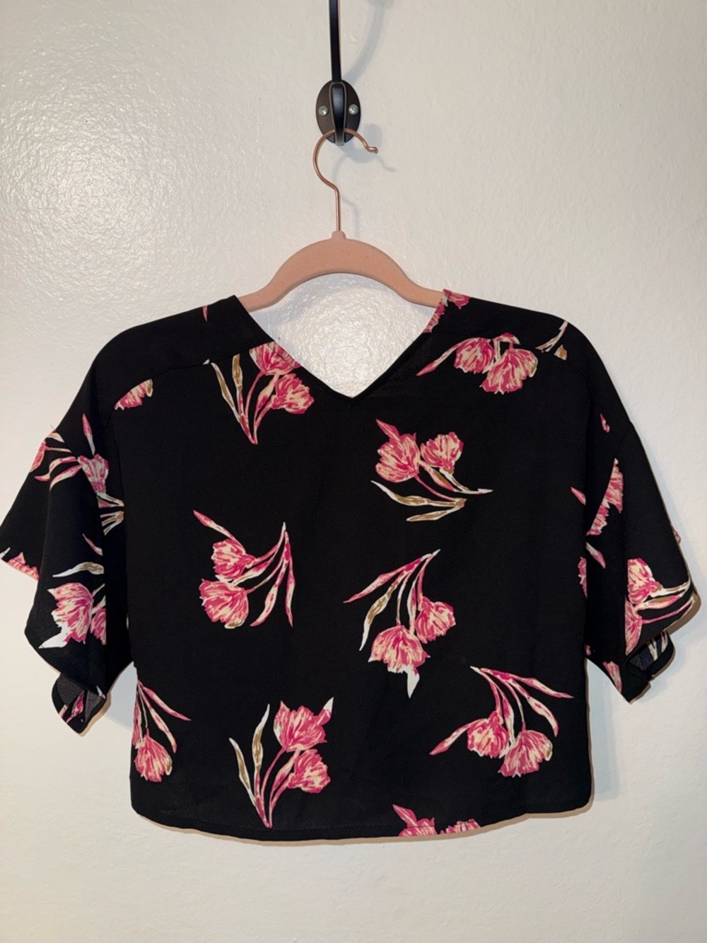 LEITH Floral Crop Top Black Pink Hawaiian Shirt Blouse Button Down V Neck Flowy - Picture 6 of 11